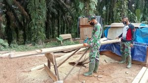 Pasukan Satgas TMMD Kodim Sarko Ternyata Juga Terampil Gunakan Ketam Kayu