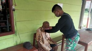 Cegah Penularan Covid 19, Satgas TMMD Bagikan Masker