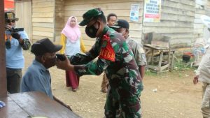 Dansatgas TMMD Kodim Sarko Bagikan Masker kepada Masyarakat