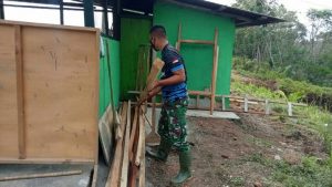 Demi Keselamatan, Anggota Satgas  Bersihkan Tumpukan Kayu