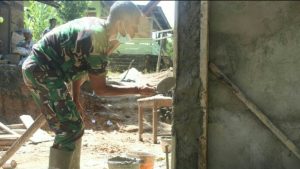 Plester Dinding MCK, Anggota Satgas Mainkan Centong Semen