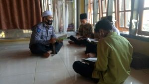 Anggota Tim MC 0420 Ini Selain Meliput TMMD, Juga Ajari Anak – anak di Bukitberingin Mengaji