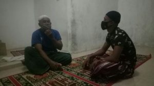 Usai Shalat Isya, Anggota Satgas Bincang Santai Dengan Warga