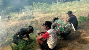 Wujudkan Lingkungan Bersih, Satgas TMMD Gotong Royong Bersama Warga