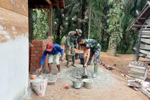 Anggota Satgas Aduk Semen dan Pasir Dengan Cara Manual