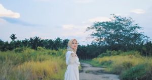 Bikin Baper, Merdunya Suara Andini Sang Istri Wakil Bupati Tanjab Timur