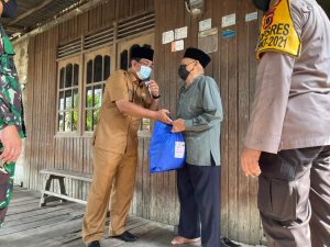 Bupati Tanjab Barat Blusukan Berbagi Sembako, Masker dan Hewan Ternak