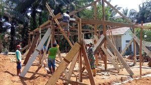 Bedrum Program TMMD Sarko Mulai Pasang Tiang Penyangga Atap Rumah Milik Suprianto 