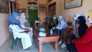 Ketua Persit Kodim Sarko Sambangi Bidan Desa Bahas Rencana Penyuluhan Kesehatan TMMD di Bukit Beringin