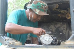 Serka Mualim Perbaiki Excavator Rusak