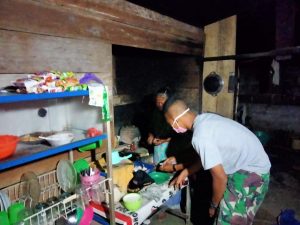 Kedekatan Dengan Orangtua Asuh, Anggota Satgas Bantu Memasak