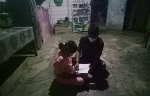 Manfaatkan Waktu Luang, Satgas Bimbing Fika Belajar