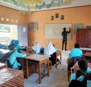 Berbekal Ilmu Agama, Serda Dandi Ajari Siswa Bahasa Arab
