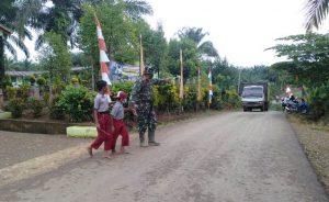 Seberangkan Anak Sekolah Juga Dilakoni Satgas TMMD