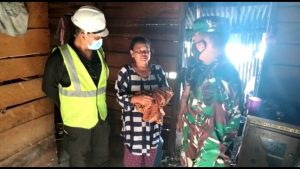 Tangis Haru bu Esy Saat Rumahnya Akan di Rehab Melalui Program TMMD Kodim Sarko