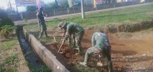 Satgas TMMD Bantu Bersihkan Lingkungan Kantor Desa Bukitberingin