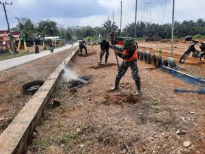 Jelang Pembukaan TMMD, Prajurit Kodim Sarko Siapkan Lubang Tanam Pohon