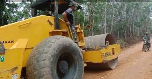 Pengerasan jalan TMMD Gunakan Alat berat Bomag