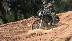 Tempuh Jalan Berlumpur, Tak Menyurutkan Semangat April Meliput Berita TMMD