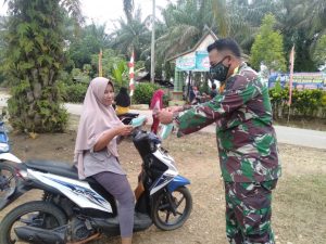 Peduli Kesehatan Masyarakat, Satgas TMMD Bagikan Masker