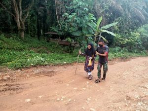 Ketulusan Hati Prada Diki, Antar Nenek di Sela Tugas TMMD Kodim 0420/Sarko
