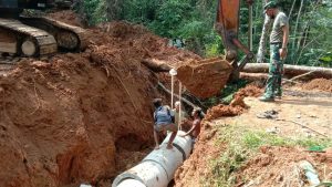 Jalan Menuju Sasaran TMMD Nyaris Putus, Pasukan Kodim dan Warga Gotong Royong Perbaiki
