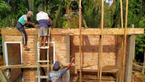 Pembangunan MCK Madrasah Masuk Tahap Pemasangan Atap