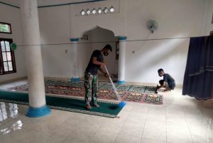 Beri Rasa Nyaman Beribadah, Anggota Satgas TMMD Bersihkan Mushala Al Makfiroh