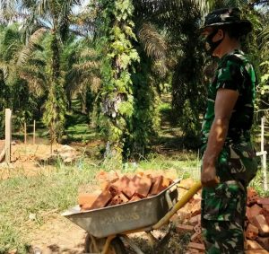 Gerobak Sorong Jadi Primadona Angkut Material di Lokasi TMMD