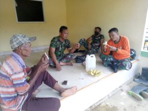 Di Sela – sela Istirahat Siang, Anggota TNI dan Warga Nikmati Buah