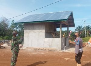 Bhabinkamtibmas Dukung Pembangunan Pos Kamling TMMD di Desa Bukitberingin