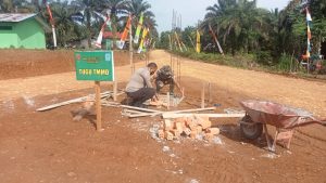 Bukti Sinergitas TNI Polri Bangun Tugu TMMD Di Bukitberingin