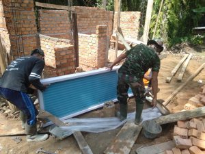 Kopda Dedi Cek Pintu MCK Madrasah yang Akan Dipasang