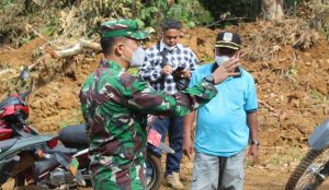Semangat, Kepala Desa Bukitberingin Dampingi Dandim Sarko Tinjau Sasaran Fisik TMMD