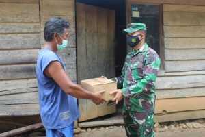 Dandim Sarko Serahkan Bantuan Sembako Untuk Warga Di Lokasi TMMD