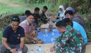 Indahnya Kebersamaan Saat Santap Siang di Lokasi TMMD