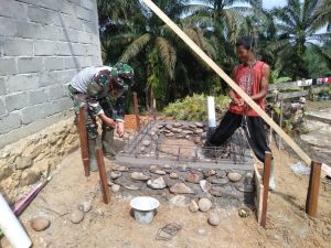 Berpacu Dengan Waktu, Anggota Pra TMMD Bersama Warga Bukit Beringin Bangun MCK