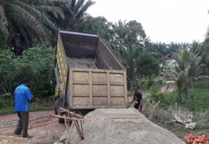 Material Pasir Terus di Dorong ke Lokasi TMMD Bukit Beringin
