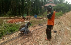 Demi Kelancaran TMMD, Anggota Kodim Sarko Siapkan Rangka Besi Untuk MCK Umum