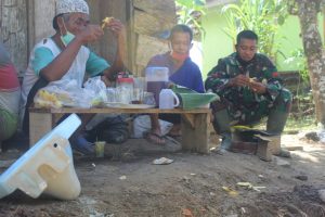 Moment Istirahat Siang, Nikmati Buah Pisang Bersama Warga