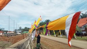 Jelang Kunjungan Wasev TMMD, Desa Bukitberingin Semarakkan Pasang Umbul – umbul