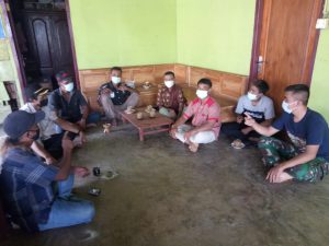 Anggota Satgas TMMD 111 Kodim Sarko Ingatkan Warga Bahaya Karhutla