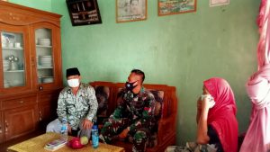 Anggota Satgas Lakukan Anjangsana Sambil Sosialisasikan Protokol Kesehatan