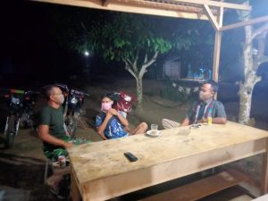 Kehadiran Anggota Satgas di Pos Kamling, Menjadikan Warga Semakin Semangat Ronda Malam
