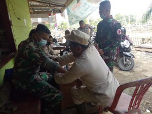 Tim Keslap Rutin Cek Kesehatan Anggota Satgas TMMD Kodim Sarko