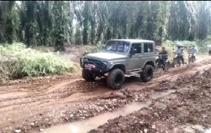 Tempuh Puluhan Kilometer Jalan Berlumpur, Tak Menghalangi Dansatgas Berikan Sembako