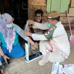 Tim Kesehatan Satgas TMMD Selalu Sigap Cek Kesehatan Warga