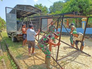 Bersama Warga, Anggota Kodim Sarko Gotong Royong Angkut Tower Tedmon MCK Mushola Al Hidayah