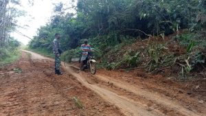 Serda Deni Pantau Aktivitas Warga di Jalan Desa yang Akan Diperkeras dalam Program TMMD Kodim Sarko