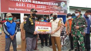 Fasha Serahkan Bantuan untuk Korban Kebakaran Tanjab Timur